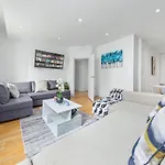 3-Bedroom Flat In London Sleeps 14 Hy1