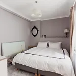 Charming & Beautiful 2 Bed Flat In Zone 1
