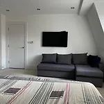 3 Bed/3.5 Bath Gated Mews House W/ Private Garden