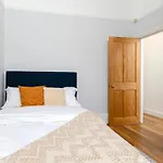 Stylish 2 Bedroom Hammersmith Apartment