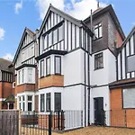Lovely 1-Bedroom Flat With Patio