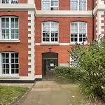 Pass The Keys One Bedroom Apt Near Popular London Attractions
