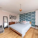 Bright & Spacious Modern 2 Bedroom Apartment