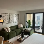 Cosy Bedroom In Luxury Apartment