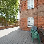 Sleek & Stylish 1Bd Flat W Balcony - Kings Road