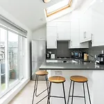 Cozy 2 Bedroom / Earls Court / Balcony