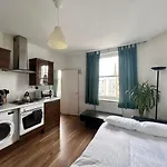 Bright apartment near Hyde Park Sleeps 4