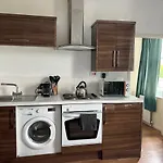 Bright apartment near Hyde Park Sleeps 4