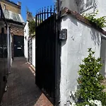 Studio Flat In The Heart Of Hampstead, London
