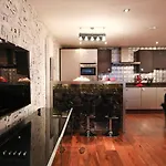 The London Nest: 2Br City Haven