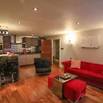 The London Nest: 2Br City Haven
