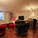 The London Nest: 2Br City Haven