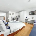 1 Bedroom Flat Piccadilly Sleep 7 In London Vr10