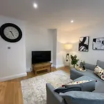 Fantastic Spacious Garden Flat With Own Private Entrance