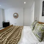 Fantastic Spacious Garden Flat With Own Private Entrance