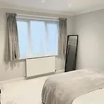 Lovely 1 Bed Apartment, 15Mins From Central London