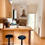 Modern-One Bedroom Apartment In Chelsea
