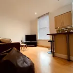 Modern-One Bedroom Apartment In Chelsea