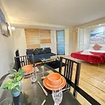 Chelsea Warm Budget Studio Flat On Cromwell Road