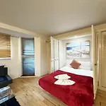 Chelsea Warm Budget Studio Flat On Cromwell Road
