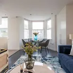 Elevated Elegance: 1Br 1Ba Flat In Wellmeadow Rd
