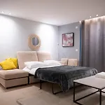 Stylish 1Br - Bright & Large Living Area W/ Patio