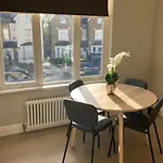 Splendid 2 Bed Flat With Private Terrace In Wimbledon - 2 The Queens