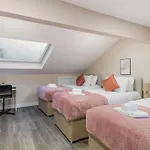 Convenient Spacious House Next Seven Sisters Station London