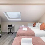 Convenient Spacious House Next Seven Sisters Station London