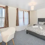 Bright Guest House In Stratford