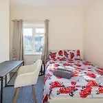 Bright Guest House In Stratford