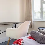 Bright Guest House In Stratford