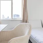 Bright Guest House In Stratford