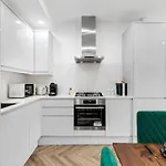 West London Garden Luxury Apartment Near Elizabeth Line