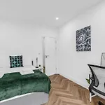 West London Garden Luxury Apartment Near Elizabeth Line