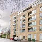 Stylish 2 Bedroom Apartment With Ac In Chiswick London