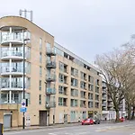 Stylish 2 Bedroom Apartment With Ac In Chiswick London