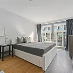 Sleek 2Bd Flat Wterrace - 2 Mins From Farringdon!