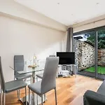 Pass The Keys Ealing Queen Of The Suburbs 2Bd Apartment