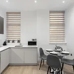 Welcoming And Spacious Apartment- Excellent Location