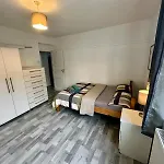 Aldgate East Rooms R1