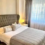 Gorgeous One Bedroom Apartment With Jacuzzi Bath