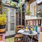 Parea Living - Cosy 1-Bed Artistic Flat At Newington Green