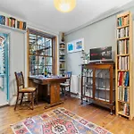 Parea Living - Cosy 1-Bed Artistic Flat At Newington Green