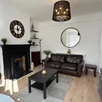 2 Bedroom Flat 10 Min Walk To Tube