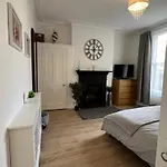 2 Bedroom Flat 10 Min Walk To Tube