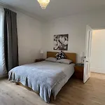 2 Bedroom Flat 10 Min Walk To Tube