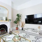 Stunning Large 4 Bedroom Victorian Home London