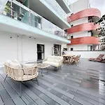 Stylish 2 Bed Apartment With Large Terrace