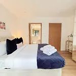 Stylish 2 Bed Apartment With Large Terrace